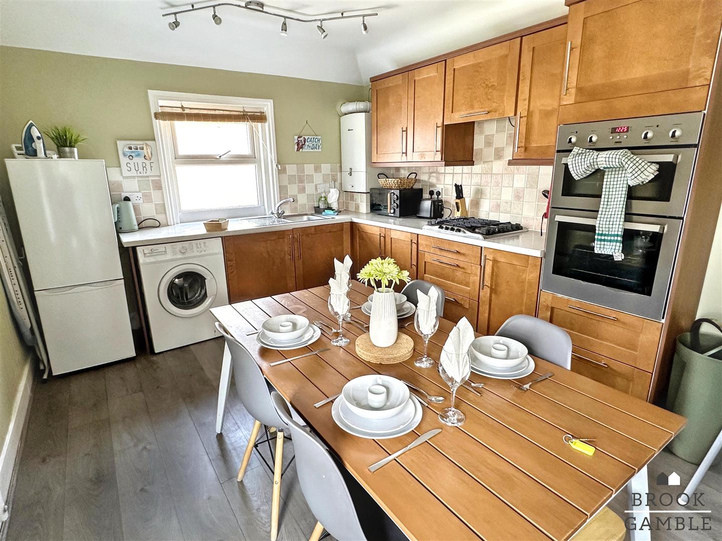 2 Bedroom Flat. Beach Road in Eastbourne,  4